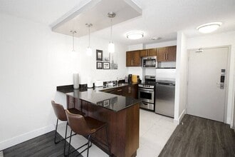 190 Smith Apartment Suites in Winnipeg, MB - Building Photo - Building Photo