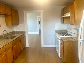 165 Park Rd, Unit 2W in West Hartford, CT - Building Photo - Building Photo