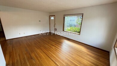 4530 SE Cesar Estrada Chavez Blvd in Portland, OR - Building Photo - Building Photo