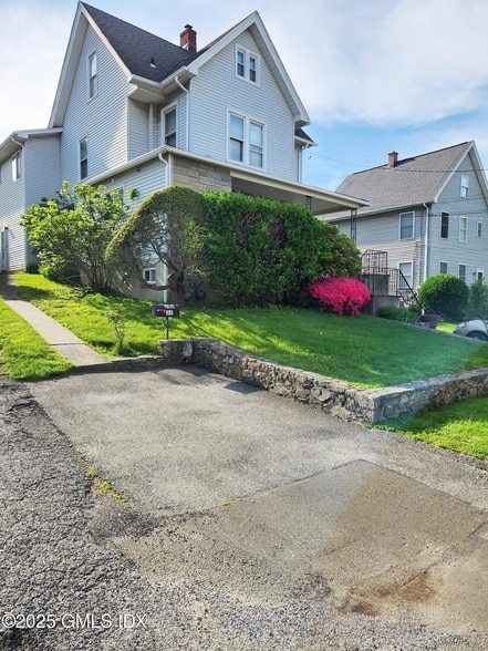 property at 32 Orchard Pl