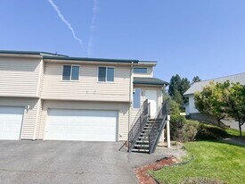 5421 N Hills Dr in Klamath Falls, OR - Building Photo