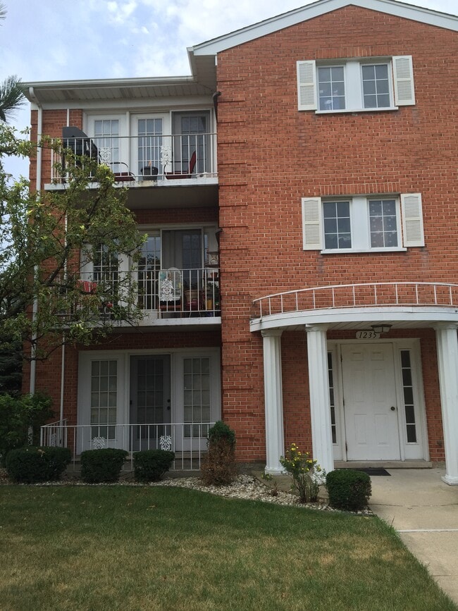 1235 Harding Ave, Unit 302