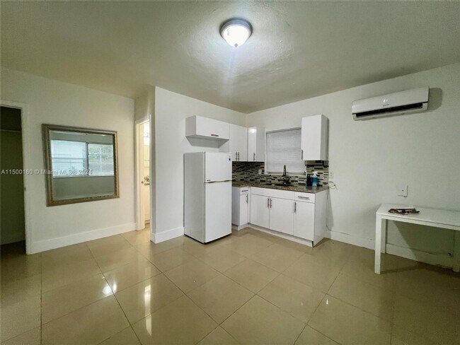 1542 NE 109th St, Unit 4 in Miami, FL - Building Photo - Building Photo