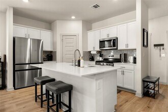 10513 Defender Trl in Austin, TX - Building Photo - Building Photo