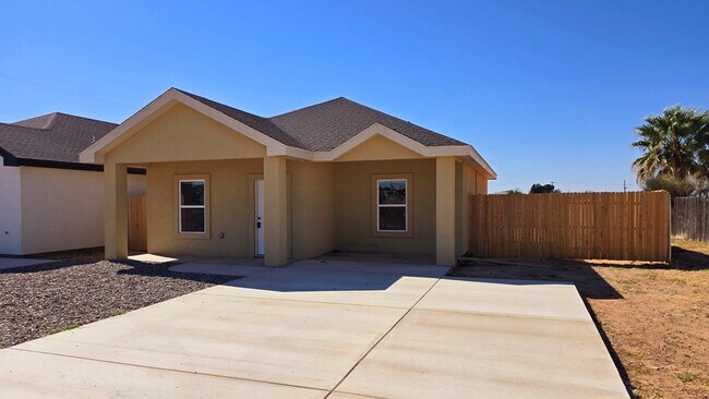 402 Dumas Ave in Wickett, TX - Building Photo - Building Photo