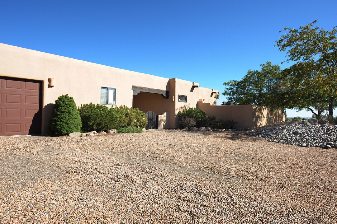 14 Duende Rd in Santa Fe, NM - Building Photo