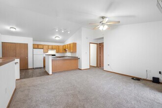 Stonefield Apartments in Mauston, WI - Foto de edificio - Building Photo