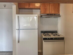17112 Chatsworth St, Unit D in Granada Hills, CA - Building Photo - Building Photo