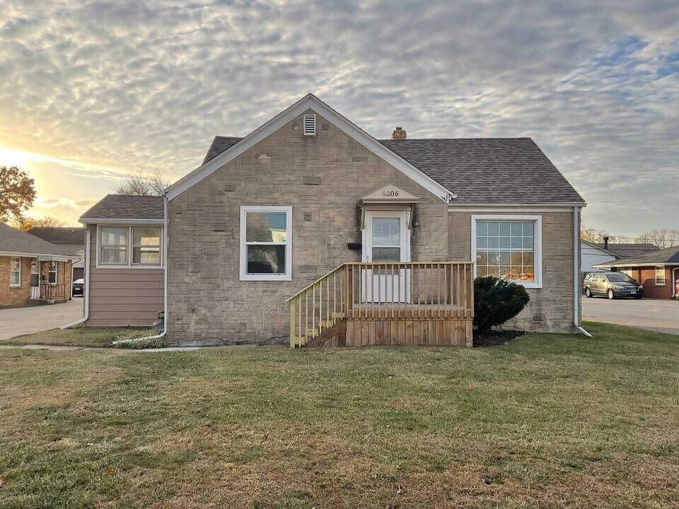 6306 N 2nd St in Loves Park, IL - Foto de edificio