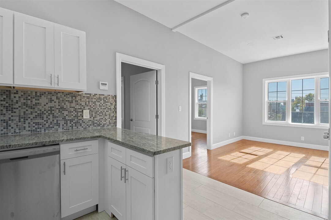 100 Griffith St in Jersey City, NJ - Building Photo