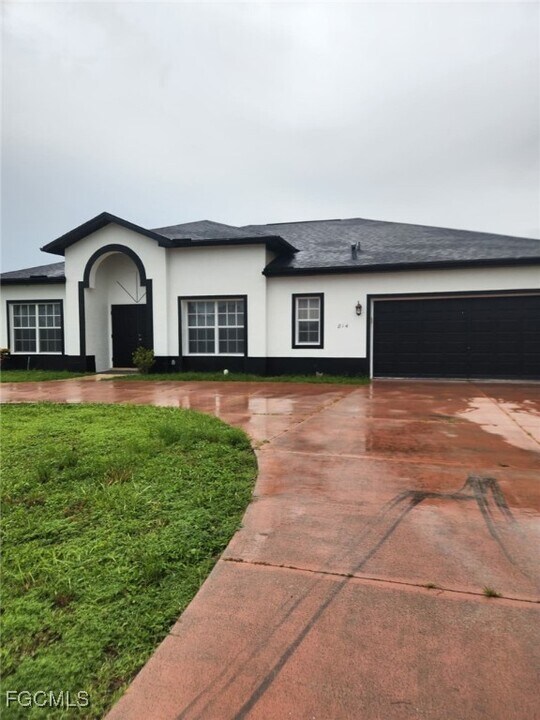 814 Rue Labeau Cir in Ft. Myers, FL - Building Photo