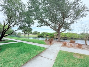 100 Turpial Way in Melbourne, FL - Foto de edificio - Building Photo
