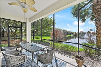 7832 Hawthorne Dr in Naples, FL - Foto de edificio - Building Photo