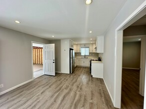 1591 1/2 W 35th Pl in Los Angeles, CA - Building Photo - Building Photo