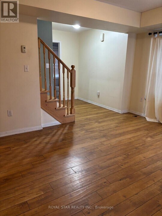 66 Commuter Dr in Brampton, ON - Building Photo