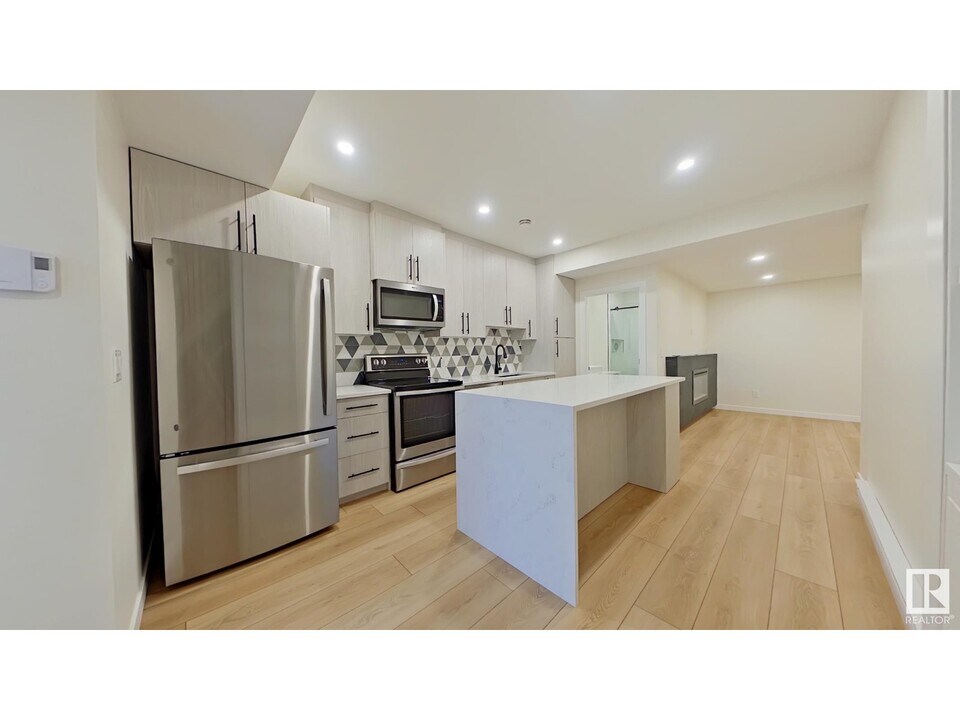 8026 Kiriak Link SW in Edmonton, AB - Building Photo