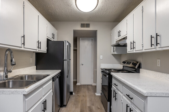 West Hills Apartments in Lawrence, KS - Building Photo - Interior Photo