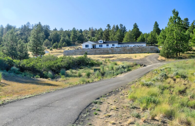 3430 N Rdg Dr in Klamath Falls, OR - Foto de edificio