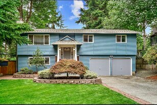 11624 NE 74th St in Kirkland, WA - Building Photo