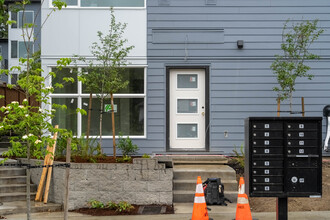 5 Degrees in Shoreline, WA - Foto de edificio - Building Photo
