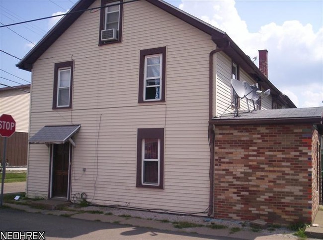 225 1st Dr NE in New Philadelphia, OH - Building Photo - Building Photo