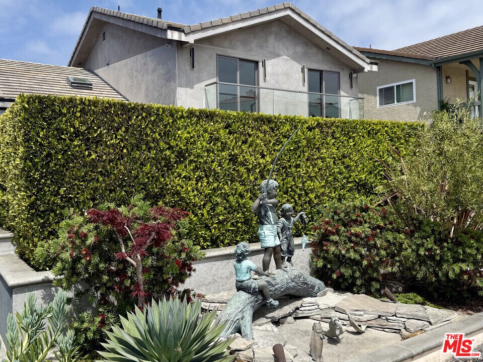 2031 Peninsula Rd in Oxnard, CA - Foto de edificio