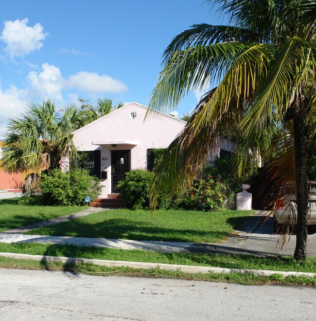 421 NE 73rd St in Miami, FL - Foto de edificio - Building Photo