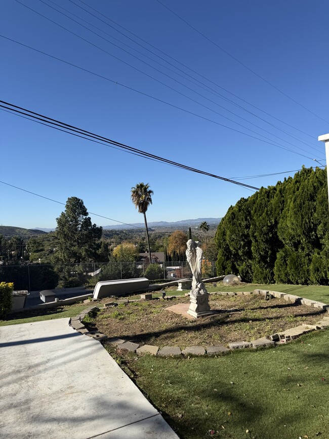 11068 Plainview Ave in Tujunga, CA - Building Photo - Building Photo