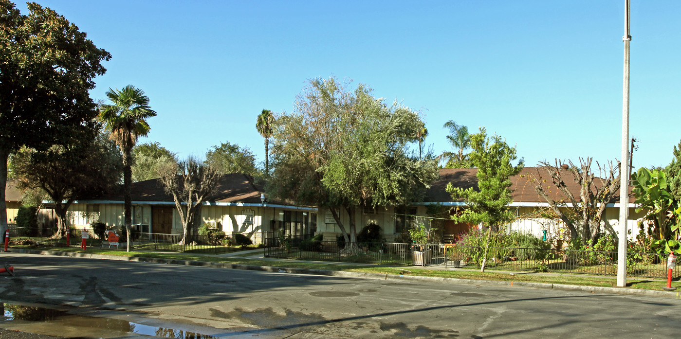 Loara Palms Apartments in Anaheim, CA - Building Photo