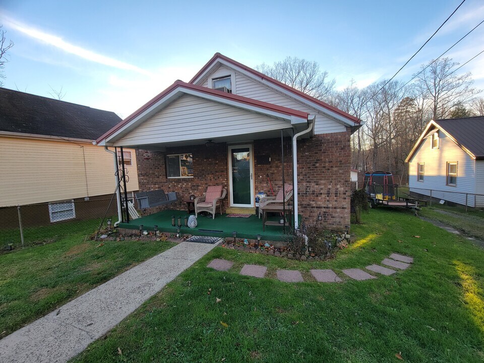 67 Central Ave in St. Albans, WV - Foto de edificio