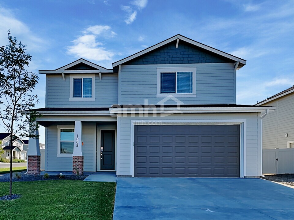 1069 S Woodsome Ave in Kuna, ID - Building Photo