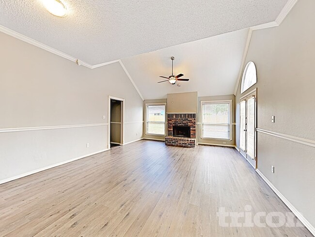 229 Willow Creek Dr in Glenn Heights, TX - Foto de edificio - Building Photo