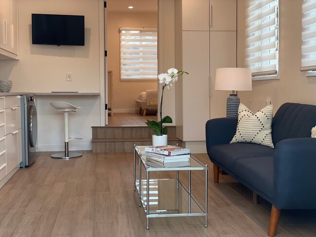 206 W Maple Ave in El Segundo, CA - Building Photo - Building Photo