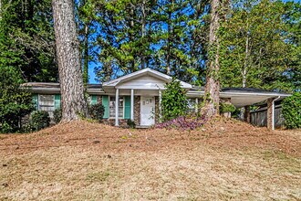 2107 Hilton Dr in Decatur, GA - Foto de edificio - Building Photo