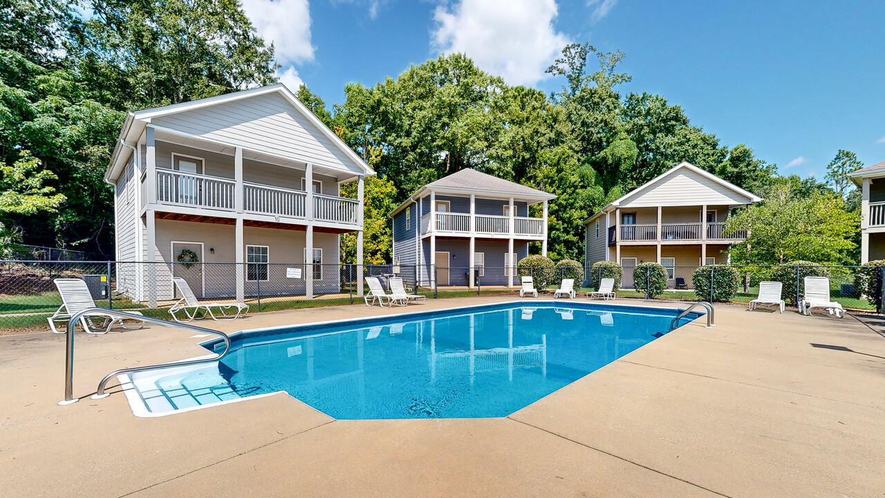 Savannah Square in Auburn, AL - Building Photo