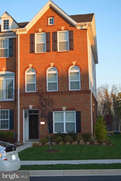 23078 Weybridge Square in Brambleton, VA - Building Photo