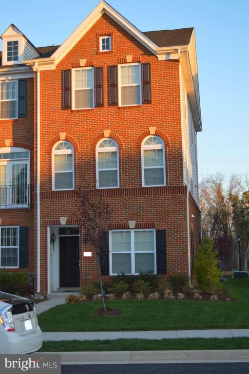 property at 23078 Weybridge Square