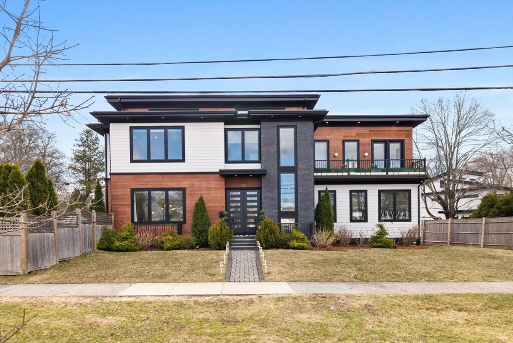 706 Saw Mill Brook Pkwy in Newton, MA - Building Photo