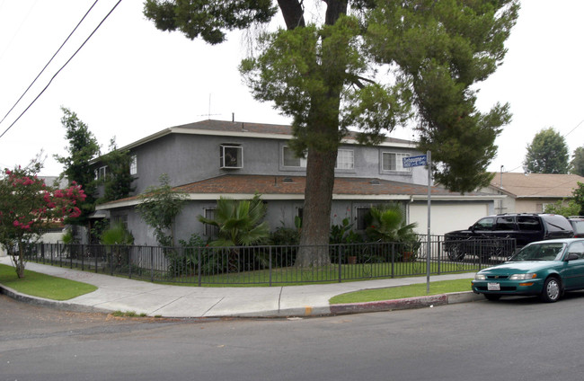 11850 Dehougne St in North Hollywood, CA - Foto de edificio - Building Photo