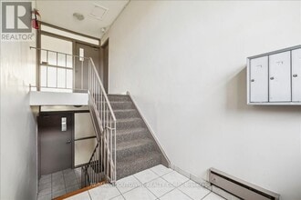 2350 Queensway Dr in Burlington, ON - Building Photo - Building Photo