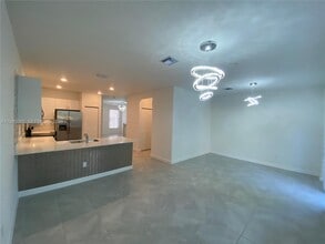 211 SW 159th Ter in Pembroke Pines, FL - Building Photo - Building Photo