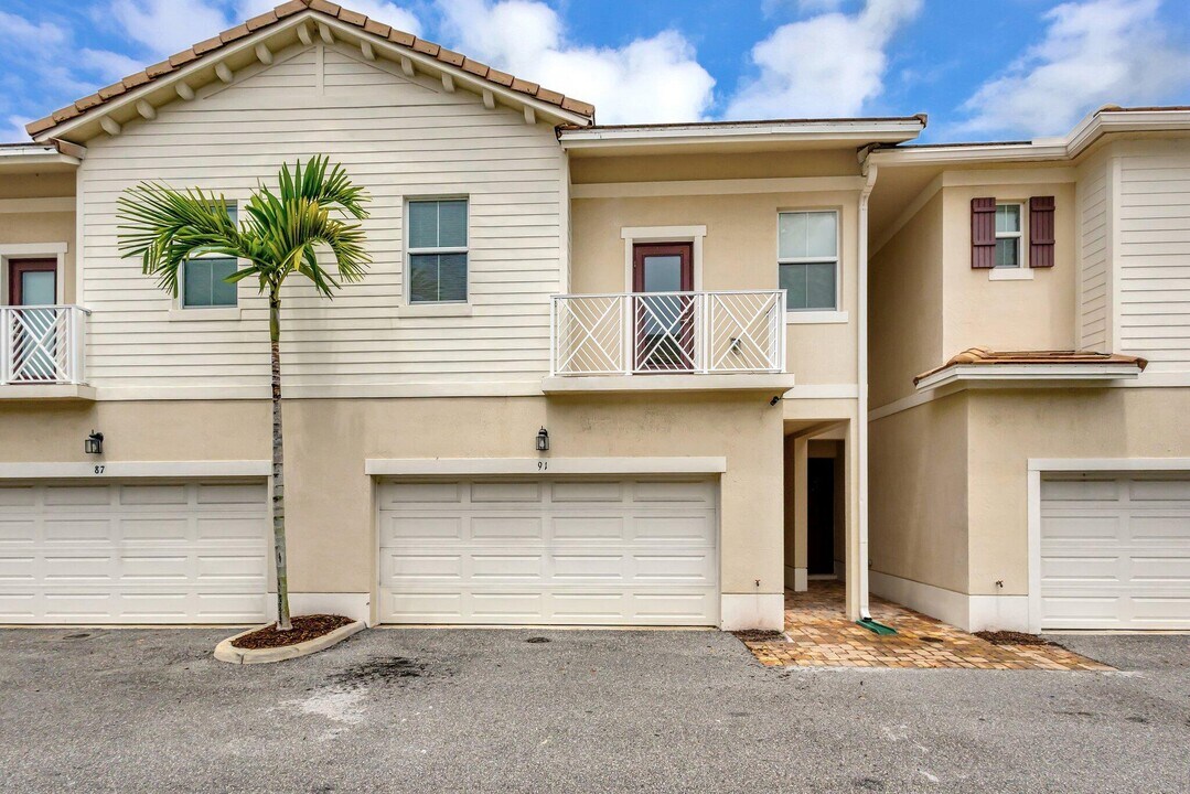 91 Palm Ln in Royal Palm Beach, FL - Foto de edificio