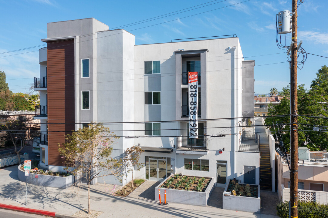 Magnolia Vantage in Valley Village, CA - Building Photo