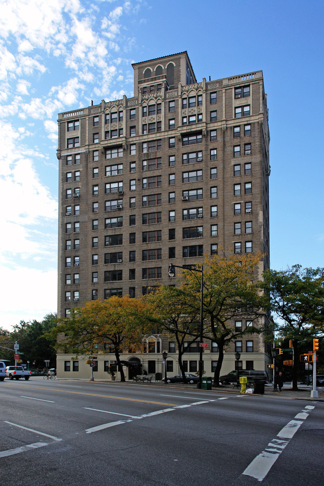 One Plaza West in Brooklyn, NY - Building Photo - Building Photo