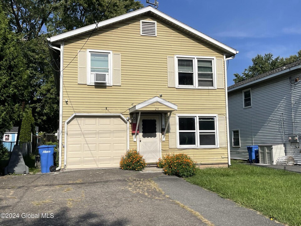 24 Rawson St in Albany, NY - Building Photo