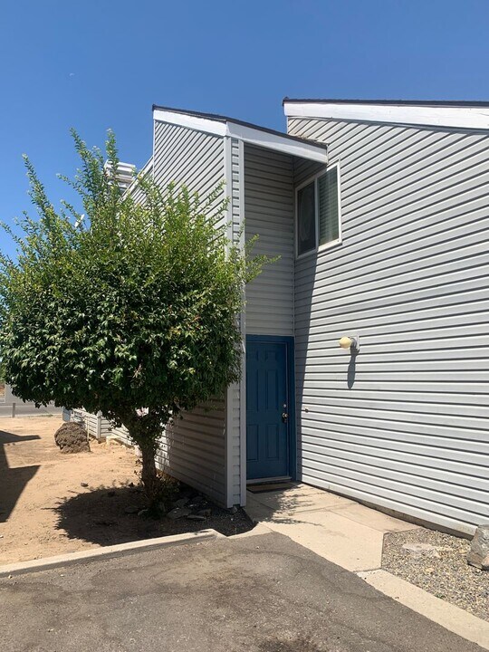 1509 Willow Ave in Clovis, CA - Building Photo