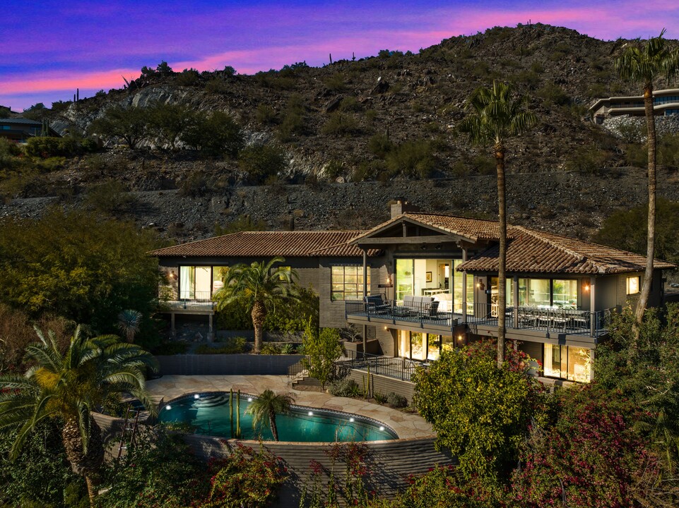 4455 E Moonlight Way in Paradise Valley, AZ - Foto de edificio