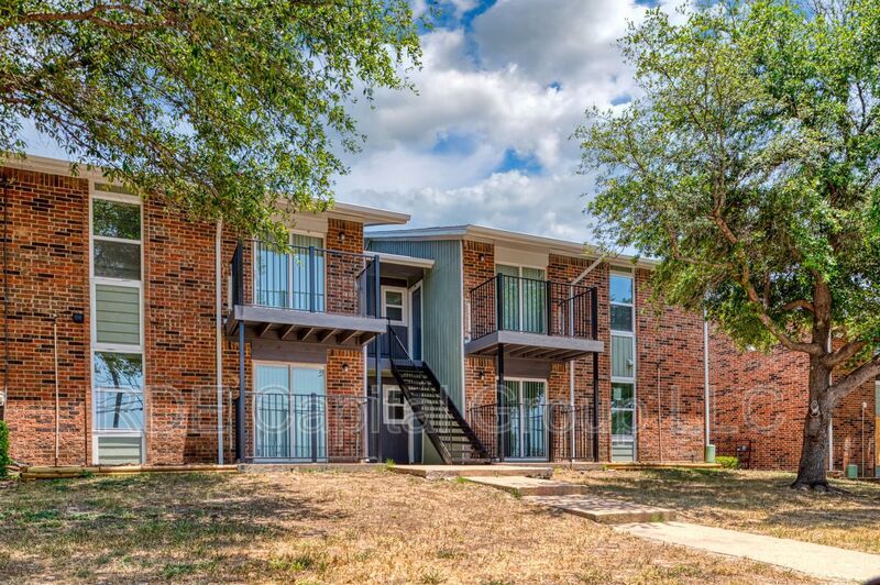 8021 W Elizabeth Ln in Fort Worth, TX - Building Photo