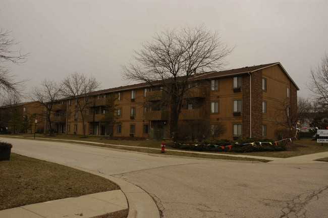 Waterbury Place in Roselle, IL - Building Photo - Building Photo