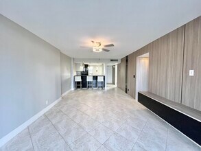 17 Royal Palm Way in Boca Raton, FL - Foto de edificio - Building Photo